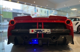Ferrari
              488